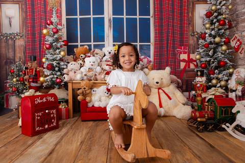 ensaio de natal bebê touca de papai noel brasilia df registrado pela fotógrafa letícia franco casa do papai noel sala arvore guirlanda roupa de papai noel
'