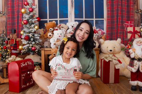 ensaio de natal bebê touca de papai noel brasilia df registrado pela fotógrafa letícia franco casa do papai noel sala arvore guirlanda roupa de papai noel
'