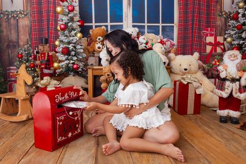 ensaio de natal bebê touca de papai noel brasilia df registrado pela fotógrafa letícia franco casa do papai noel sala arvore guirlanda roupa de papai noel
'