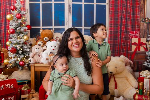 ensaio de natal bebê touca de papai noel brasilia df registrado pela fotógrafa letícia franco casa do papai noel sala arvore guirlanda roupa de papai noel

'