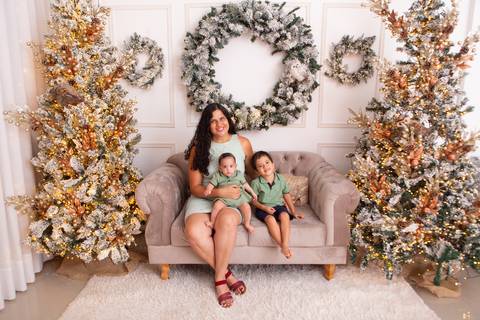 ensaio de natal bebê touca de papai noel brasilia df registrado pela fotógrafa letícia franco casa do papai noel sala arvore guirlanda roupa de papai noel

'