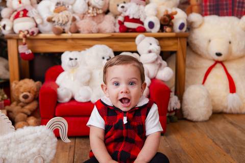 ensaio de natal bebê touca de papai noel brasilia df registrado pela fotógrafa letícia franco casa do papai noel sala arvore guirlanda roupa de papai noel

'