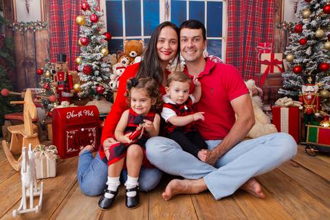 ensaio de natal bebê touca de papai noel brasilia df registrado pela fotógrafa letícia franco casa do papai noel sala arvore guirlanda roupa de papai noel

'