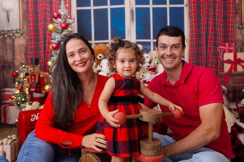 ensaio de natal bebê touca de papai noel brasilia df registrado pela fotógrafa letícia franco casa do papai noel sala arvore guirlanda roupa de papai noel

'