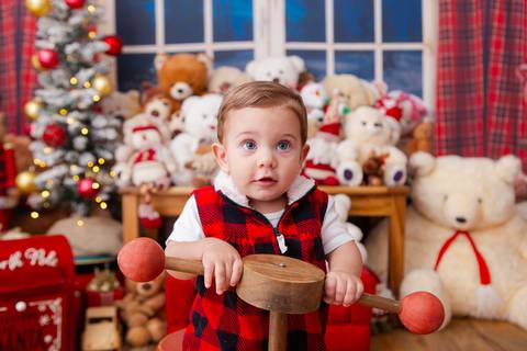 ensaio de natal bebê touca de papai noel brasilia df registrado pela fotógrafa letícia franco casa do papai noel sala arvore guirlanda roupa de papai noel

'