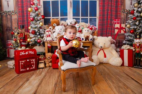 ensaio de natal bebê touca de papai noel brasilia df registrado pela fotógrafa letícia franco casa do papai noel sala arvore guirlanda roupa de papai noel

'