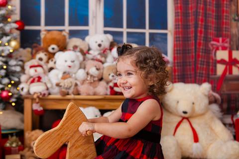 ensaio de natal bebê touca de papai noel brasilia df registrado pela fotógrafa letícia franco casa do papai noel sala arvore guirlanda roupa de papai noel

'