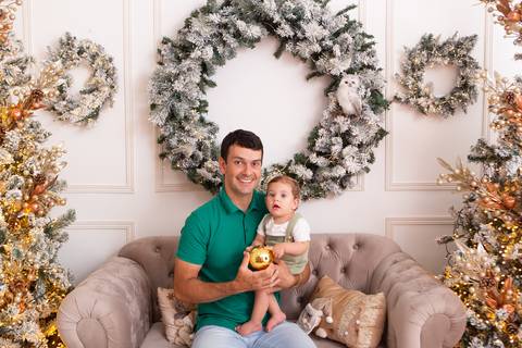 ensaio de natal bebê touca de papai noel brasilia df registrado pela fotógrafa letícia franco casa do papai noel sala arvore guirlanda roupa de papai noel

'