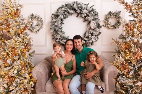 ensaio de natal bebê touca de papai noel brasilia df registrado pela fotógrafa letícia franco casa do papai noel sala arvore guirlanda roupa de papai noel

'