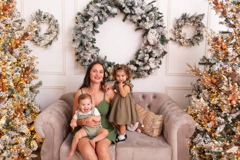 ensaio de natal bebê touca de papai noel brasilia df registrado pela fotógrafa letícia franco casa do papai noel sala arvore guirlanda roupa de papai noel

'