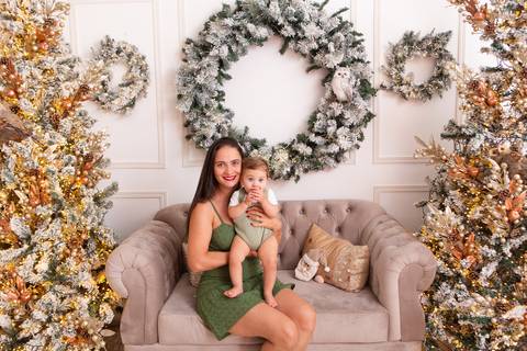 ensaio de natal bebê touca de papai noel brasilia df registrado pela fotógrafa letícia franco casa do papai noel sala arvore guirlanda roupa de papai noel

'