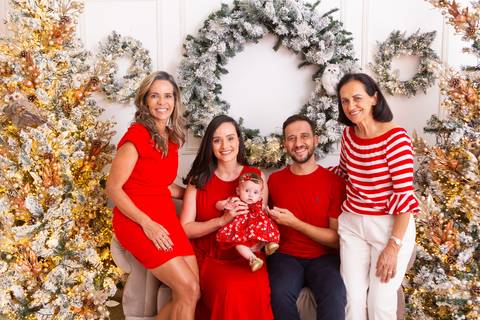 ensaio de natal bebê touca de papai noel brasilia df registrado pela fotógrafa letícia franco casa do papai noel sala arvore guirlanda roupa de papai noel
'