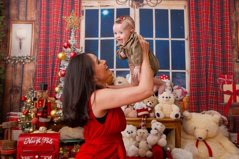 ensaio de natal bebê touca de papai noel brasilia df registrado pela fotógrafa letícia franco casa do papai noel sala arvore guirlanda roupa de papai noel
'