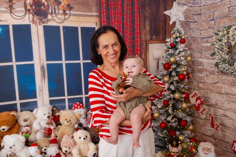 ensaio de natal bebê touca de papai noel brasilia df registrado pela fotógrafa letícia franco casa do papai noel sala arvore guirlanda roupa de papai noel
'