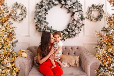 ensaio de natal bebê touca de papai noel brasilia df registrado pela fotógrafa letícia franco casa do papai noel sala arvore guirlanda roupa de papai noel
'