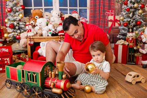 ensaio de natal bebê touca de papai noel brasilia df registrado pela fotógrafa letícia franco casa do papai noel sala arvore guirlanda roupa de papai noel
'