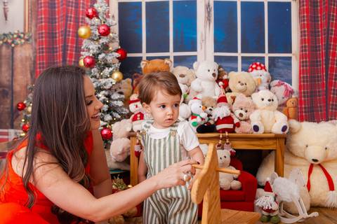 ensaio de natal bebê touca de papai noel brasilia df registrado pela fotógrafa letícia franco casa do papai noel sala arvore guirlanda roupa de papai noel
'