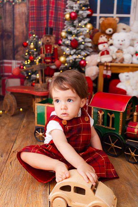 ensaio de natal bebê touca de papai noel brasilia df registrado pela fotógrafa letícia franco casa do papai noel sala arvore guirlanda roupa de papai noel
'