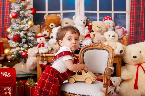 ensaio de natal bebê touca de papai noel brasilia df registrado pela fotógrafa letícia franco casa do papai noel sala arvore guirlanda roupa de papai noel
'