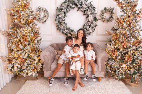 ensaio de natal bebê touca de papai noel brasilia df registrado pela fotógrafa letícia franco casa do papai noel sala arvore guirlanda roupa de papai noel
'