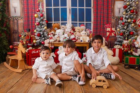 ensaio de natal bebê touca de papai noel brasilia df registrado pela fotógrafa letícia franco casa do papai noel sala arvore guirlanda roupa de papai noel
'