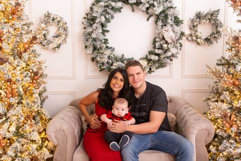 ensaio de natal bebê touca de papai noel brasilia df registrado pela fotógrafa letícia franco casa do papai noel sala arvore guirlanda roupa de papai noel
'