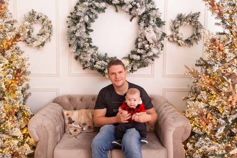 ensaio de natal bebê touca de papai noel brasilia df registrado pela fotógrafa letícia franco casa do papai noel sala arvore guirlanda roupa de papai noel
'