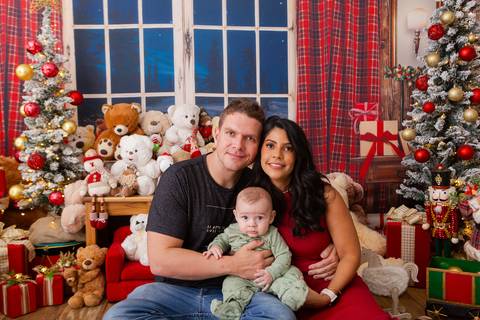 ensaio de natal bebê touca de papai noel brasilia df registrado pela fotógrafa letícia franco casa do papai noel sala arvore guirlanda roupa de papai noel
'