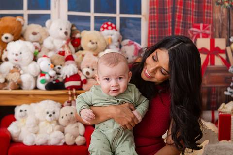 ensaio de natal bebê touca de papai noel brasilia df registrado pela fotógrafa letícia franco casa do papai noel sala arvore guirlanda roupa de papai noel
'
