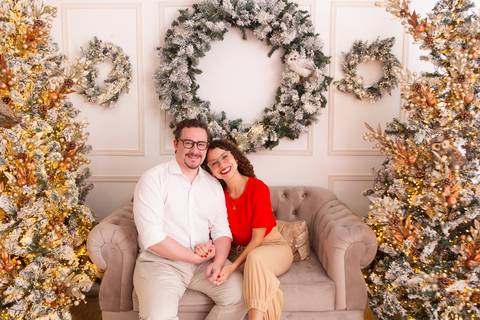 ensaio de natal bebê touca de papai noel brasilia df registrado pela fotógrafa letícia franco casa do papai noel sala arvore guirlanda roupa de papai noel
'