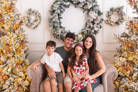 ensaio de natal bebê touca de papai noel brasilia df registrado pela fotógrafa letícia franco casa do papai noel sala arvore guirlanda roupa de papai noel
'