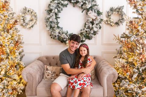 ensaio de natal bebê touca de papai noel brasilia df registrado pela fotógrafa letícia franco casa do papai noel sala arvore guirlanda roupa de papai noel
'