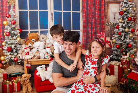 ensaio de natal bebê touca de papai noel brasilia df registrado pela fotógrafa letícia franco casa do papai noel sala arvore guirlanda roupa de papai noel
'