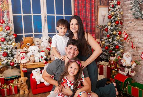 ensaio de natal bebê touca de papai noel brasilia df registrado pela fotógrafa letícia franco casa do papai noel sala arvore guirlanda roupa de papai noel
'