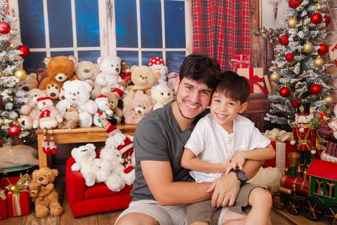 ensaio de natal bebê touca de papai noel brasilia df registrado pela fotógrafa letícia franco casa do papai noel sala arvore guirlanda roupa de papai noel
'