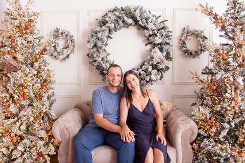 ensaio de natal bebê touca de papai noel brasilia df registrado pela fotógrafa letícia franco casa do papai noel sala arvore guirlanda roupa de papai noel'