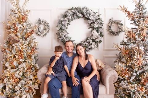 ensaio de natal bebê touca de papai noel brasilia df registrado pela fotógrafa letícia franco casa do papai noel sala arvore guirlanda roupa de papai noel'