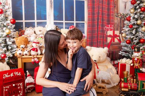 ensaio de natal bebê touca de papai noel brasilia df registrado pela fotógrafa letícia franco casa do papai noel sala arvore guirlanda roupa de papai noel'