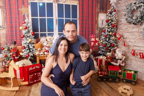 ensaio de natal bebê touca de papai noel brasilia df registrado pela fotógrafa letícia franco casa do papai noel sala arvore guirlanda roupa de papai noel'