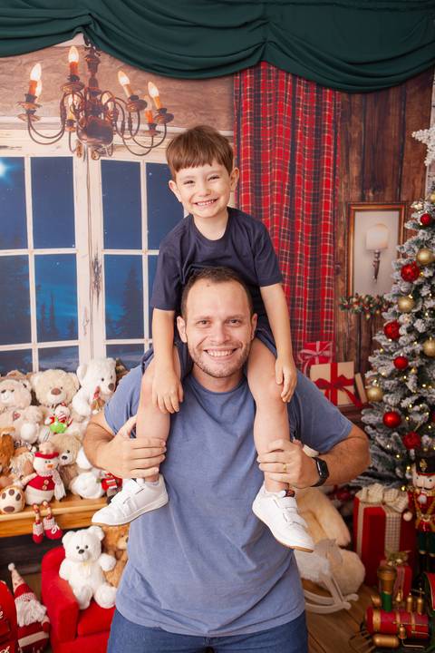 ensaio de natal bebê touca de papai noel brasilia df registrado pela fotógrafa letícia franco casa do papai noel sala arvore guirlanda roupa de papai noel'