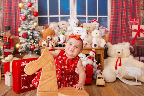 ensaio de natal bebê touca de papai noel brasilia df registrado pela fotógrafa letícia franco casa do papai noel sala arvore guirlanda roupa de papai noel'