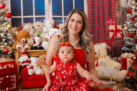 ensaio de natal bebê touca de papai noel brasilia df registrado pela fotógrafa letícia franco casa do papai noel sala arvore guirlanda roupa de papai noel'