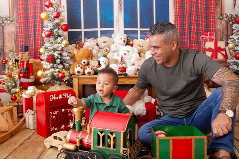 ensaio de natal bebê touca de papai noel brasilia df registrado pela fotógrafa letícia franco casa do papai noel sala arvore guirlanda roupa de papai noel'