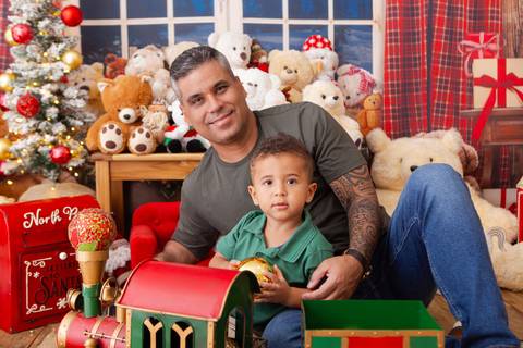 ensaio de natal bebê touca de papai noel brasilia df registrado pela fotógrafa letícia franco casa do papai noel sala arvore guirlanda roupa de papai noel'