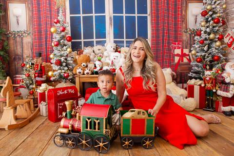 ensaio de natal bebê touca de papai noel brasilia df registrado pela fotógrafa letícia franco casa do papai noel sala arvore guirlanda roupa de papai noel'