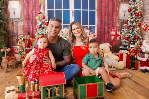 ensaio de natal bebê touca de papai noel brasilia df registrado pela fotógrafa letícia franco casa do papai noel sala arvore guirlanda roupa de papai noel'