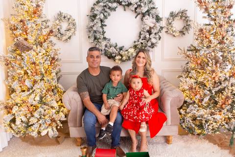 ensaio de natal bebê touca de papai noel brasilia df registrado pela fotógrafa letícia franco casa do papai noel sala arvore guirlanda roupa de papai noel'
