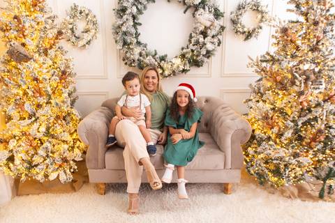 ensaio de natal bebê touca de papai noel brasilia df registrado pela fotógrafa letícia franco casa do papai noel sala arvore guirlanda roupa de papai noel
'