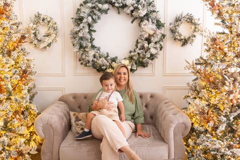 ensaio de natal bebê touca de papai noel brasilia df registrado pela fotógrafa letícia franco casa do papai noel sala arvore guirlanda roupa de papai noel
'