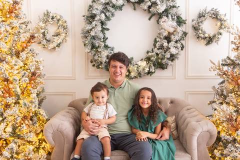 ensaio de natal bebê touca de papai noel brasilia df registrado pela fotógrafa letícia franco casa do papai noel sala arvore guirlanda roupa de papai noel
'